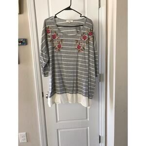 Umgee 1X Women’s Floral Gray and White Shirt 3/4 sleeves